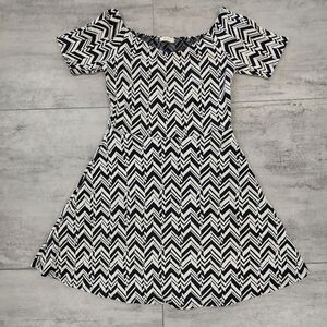 Everly A line Black White Geometric Dress Size Juniors Large